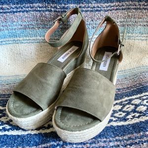 Steve Madden Apolo Sandals in Olive Suede
